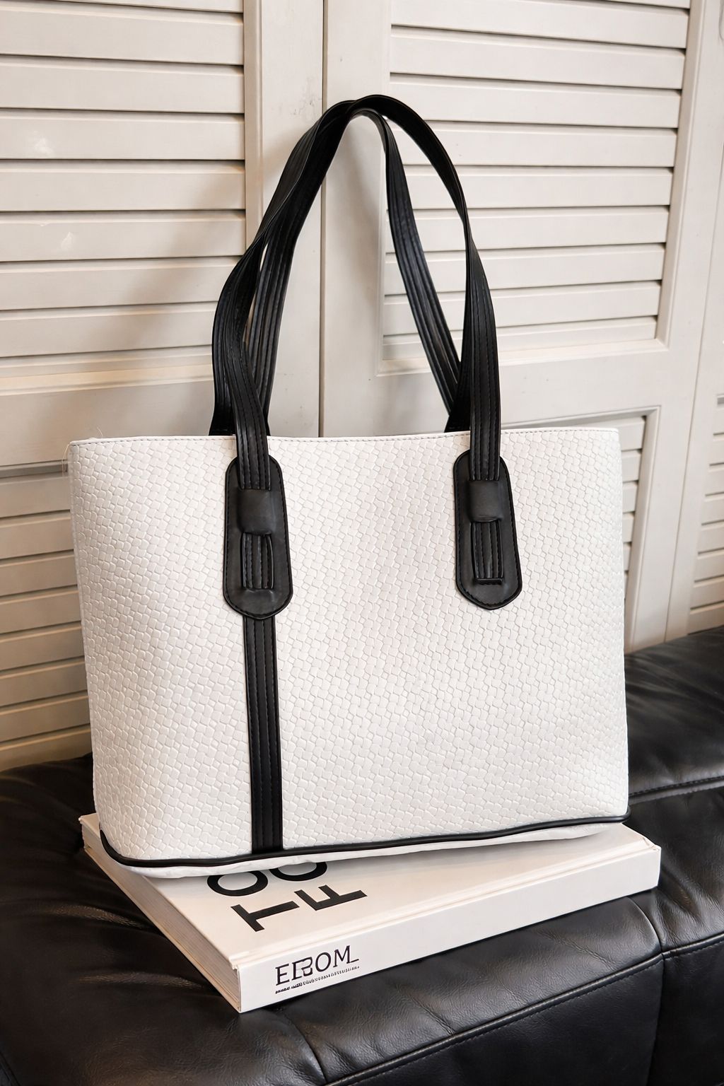 Bolso Tote Tejido Bicolor – Elegancia y Estilo